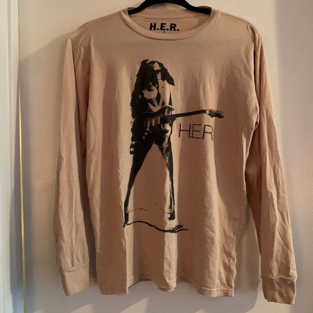 H.E.R. Graphic concert tee in Beige. Men’s size medium (M).